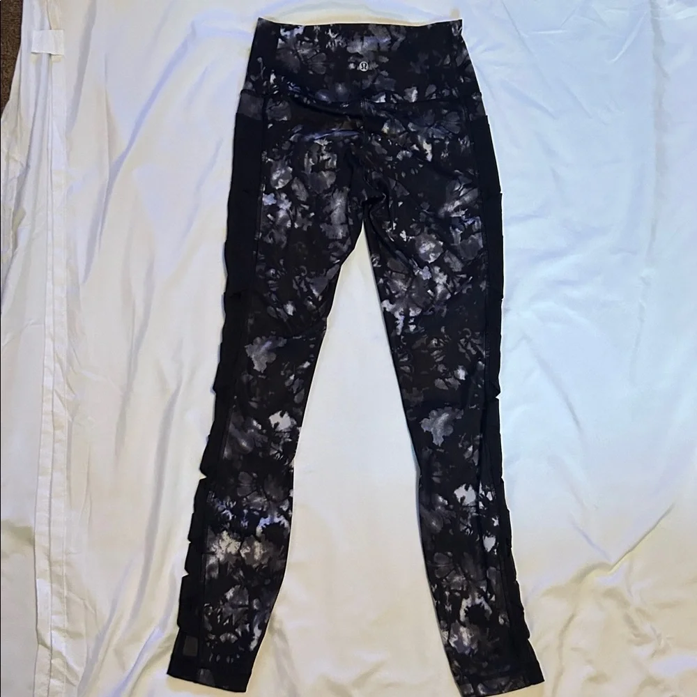 Lululemon rise and flow legging - Picture 2 of 6